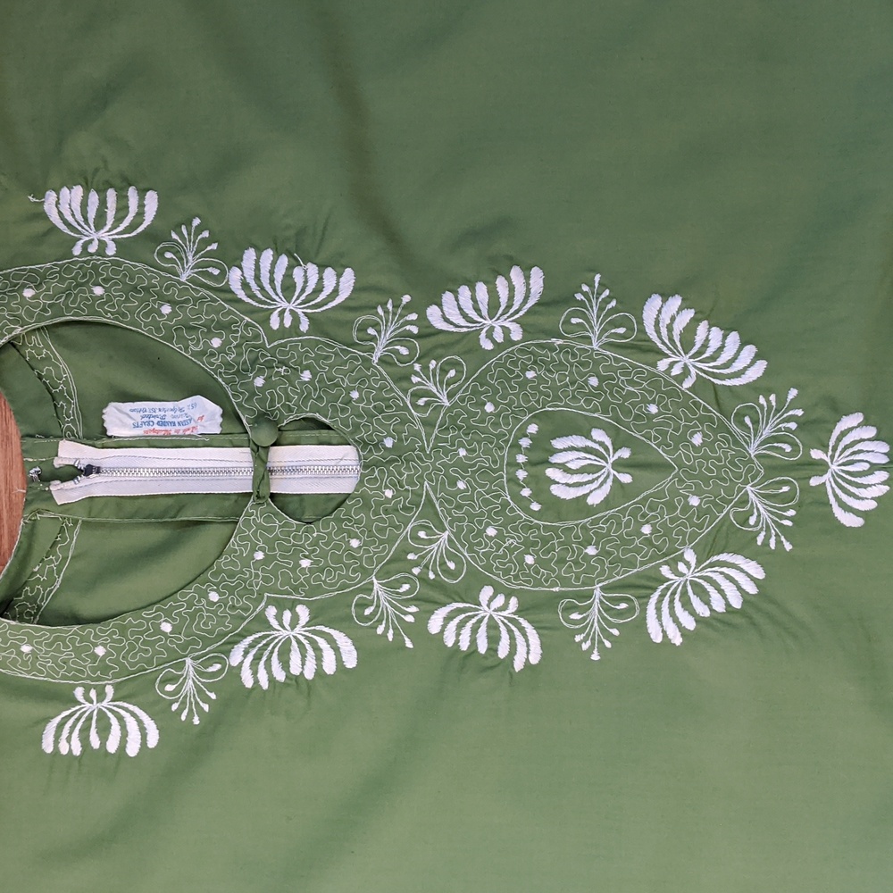Vintage 1960's green embroidered and shortened kaftan - Picture 5 of 6